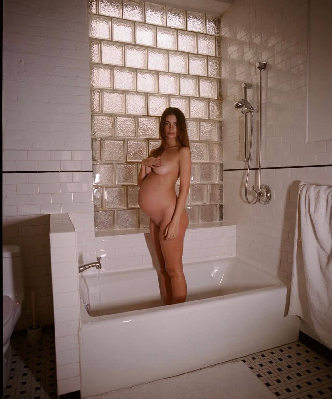 Эмили Ратаковски поделилась своим абсолютно голым фото из ванной
