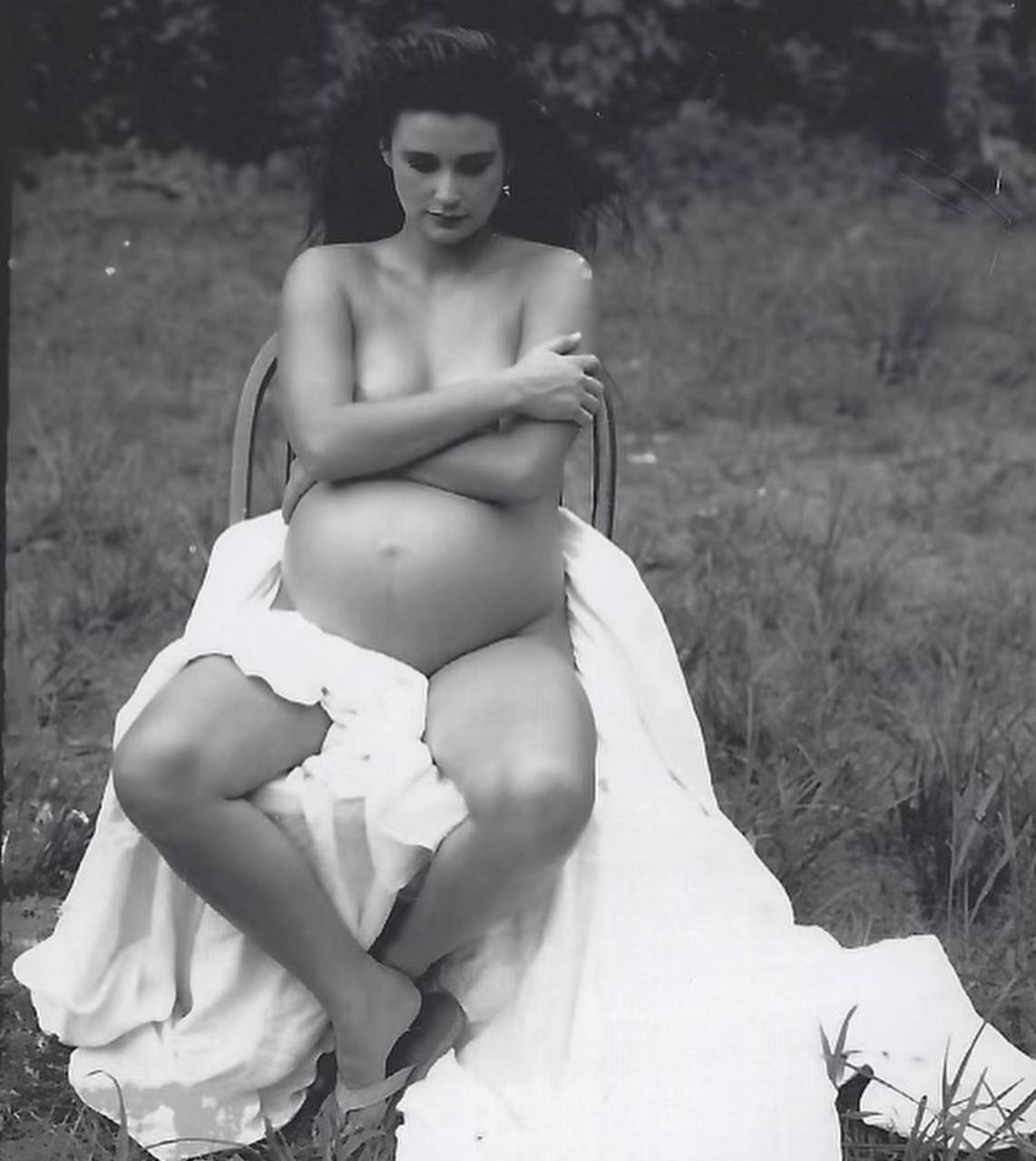 Деми Мур опубликовала фото обнаженной дочери на последнем месяце беременности. ТОП фото голых и беременных знаменитостей на обложках глянца: от Деми Мур до Ксении Собчак