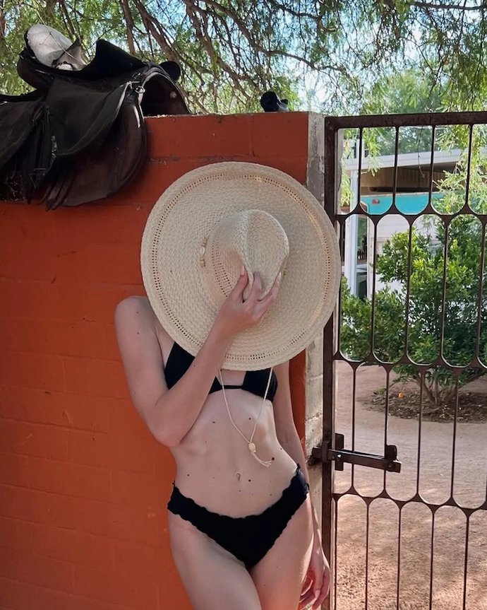 «Модельная внешность!»: 22-летняя дочь Веры Брежневой похвасталась роскошной фигурой в бикини