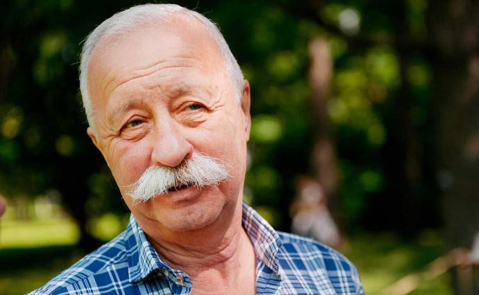 50-летним мужчиной, сопровождающим Леонида Якубовича на премьере, оказался его ранее неизвестный сын