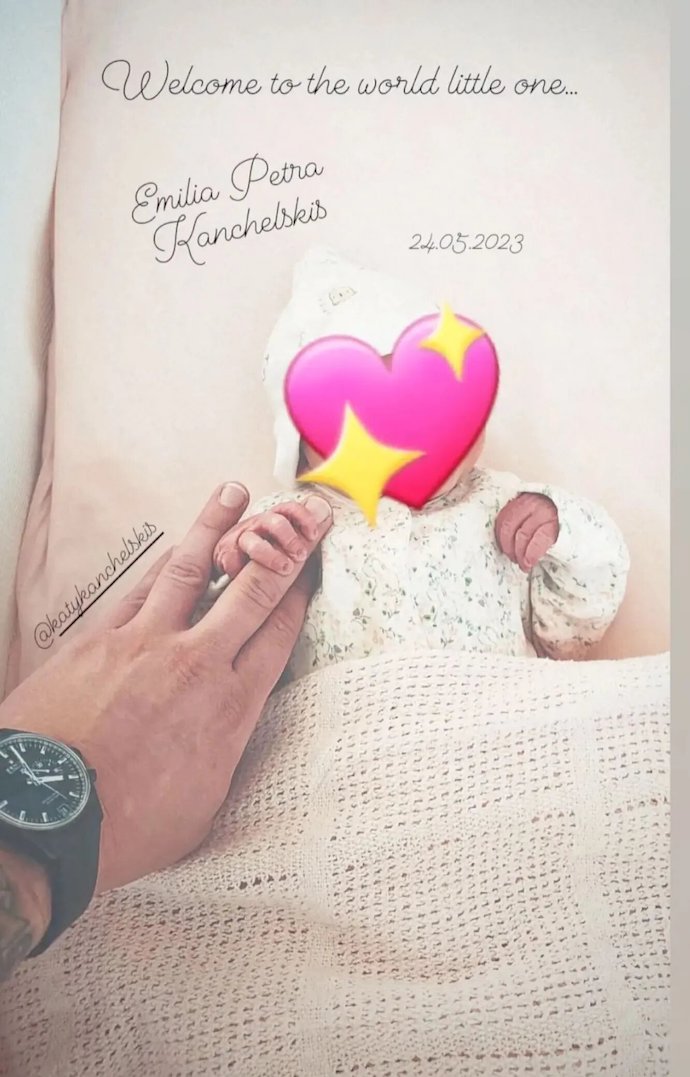 Супруга Стаса Михайлова поделилась кадрами с новорожденной внучкой на руках у сына
