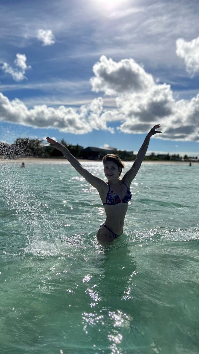 19-летняя фигуристка Алена Косторная продемонстрировала растяжку на пляже вместе с женихом. Топ фото Алены Косторной в купальнике 