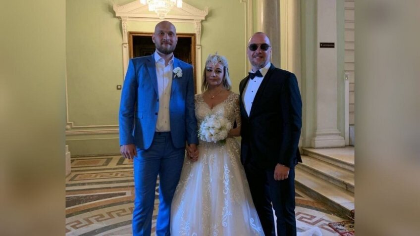 Появились первые фото со свадьбы 54-летней Татьяны Булановой. Невеста пришла в ЗАГС с крестом на голове