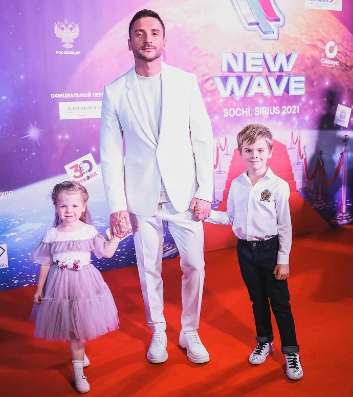 Сергей Лазарев опубликовал семейный снимок с подросшими детьми в одинаковых костюмах 