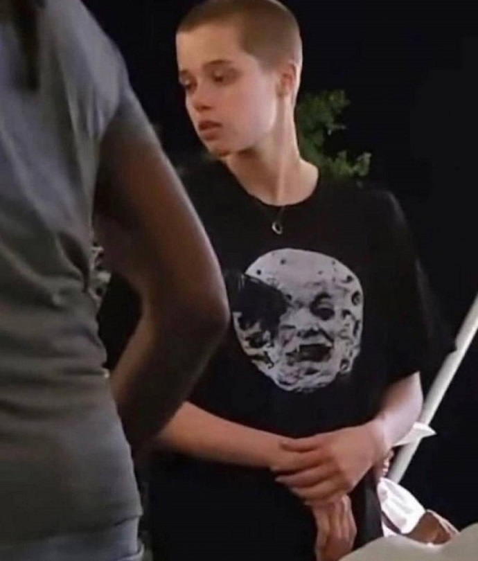 17-летняя дочь Анджелины Джоли и Брэда Питта Шайло снова косит под мальчика 