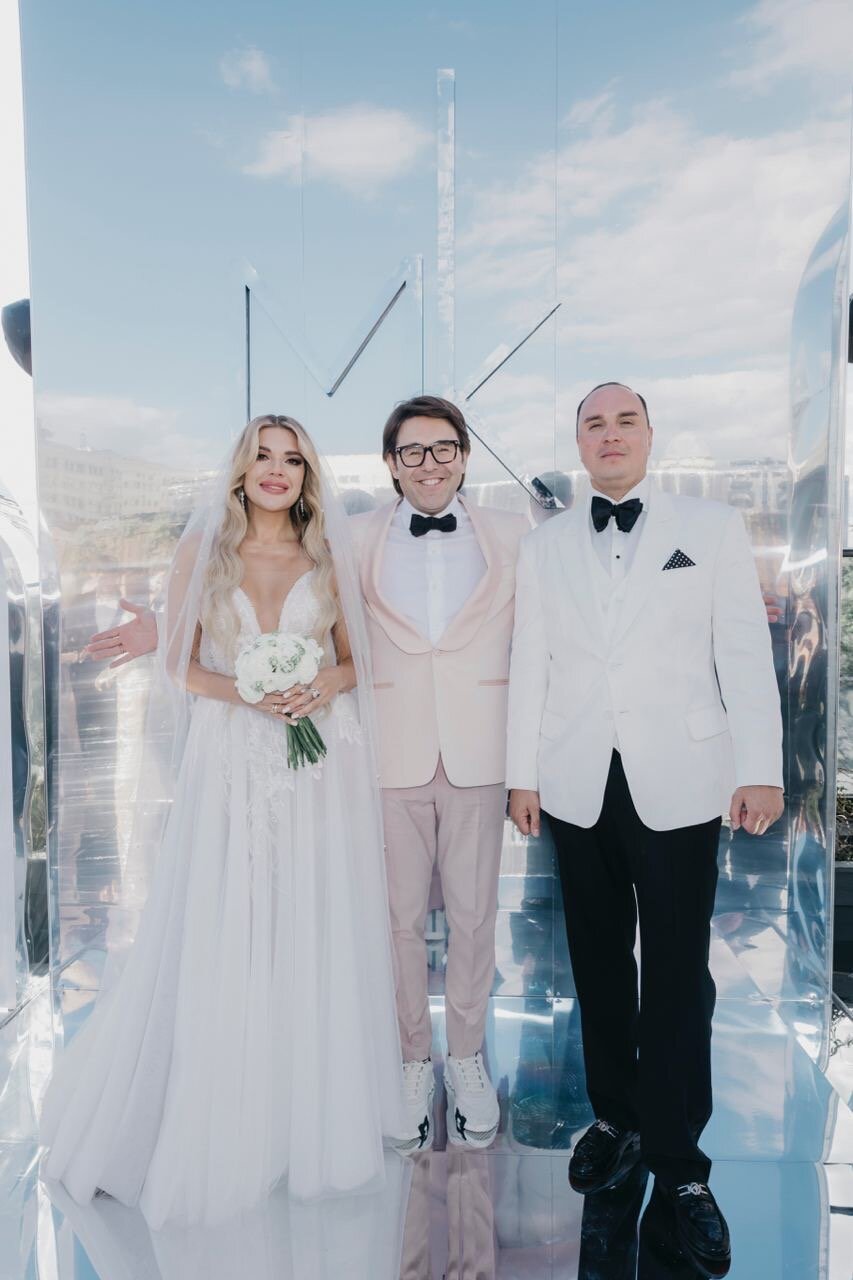 «Слишком дорого»: диджей Катя Гусева предстала перед гостями своей свадьбы в платье за 4 миллиона рублей и дешёвых трусах