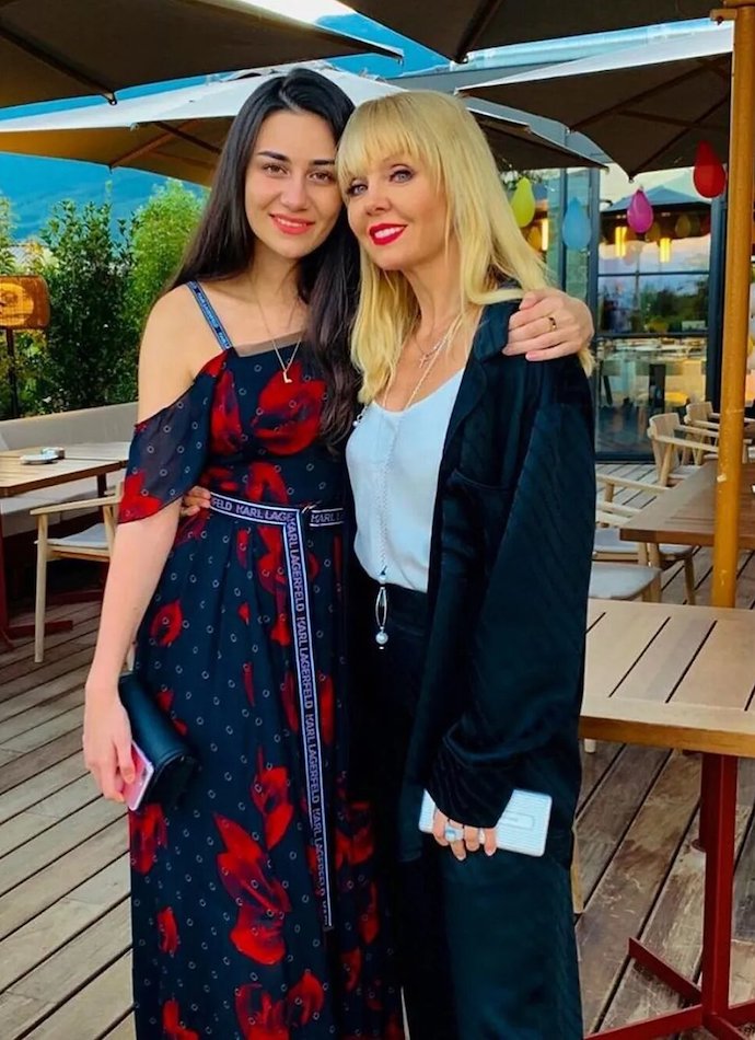 «Очень любим»: Валерия опубликовала фото с экс-женой Пригожина и его взрослой дочерью Лизой