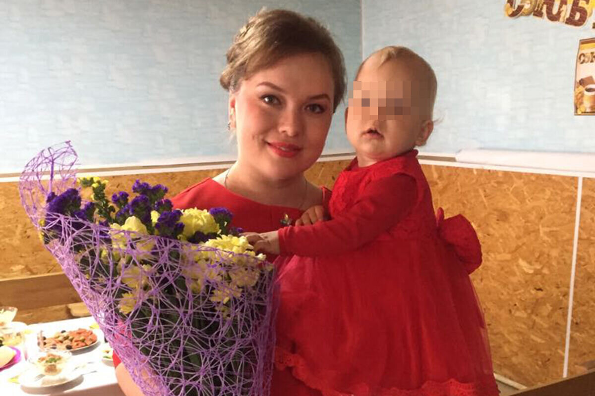 34-летняя солистка театра песни «Росичи» Елизавета Кутурова трагически погибла, едва не прихватив с собой пятилетнюю дочь