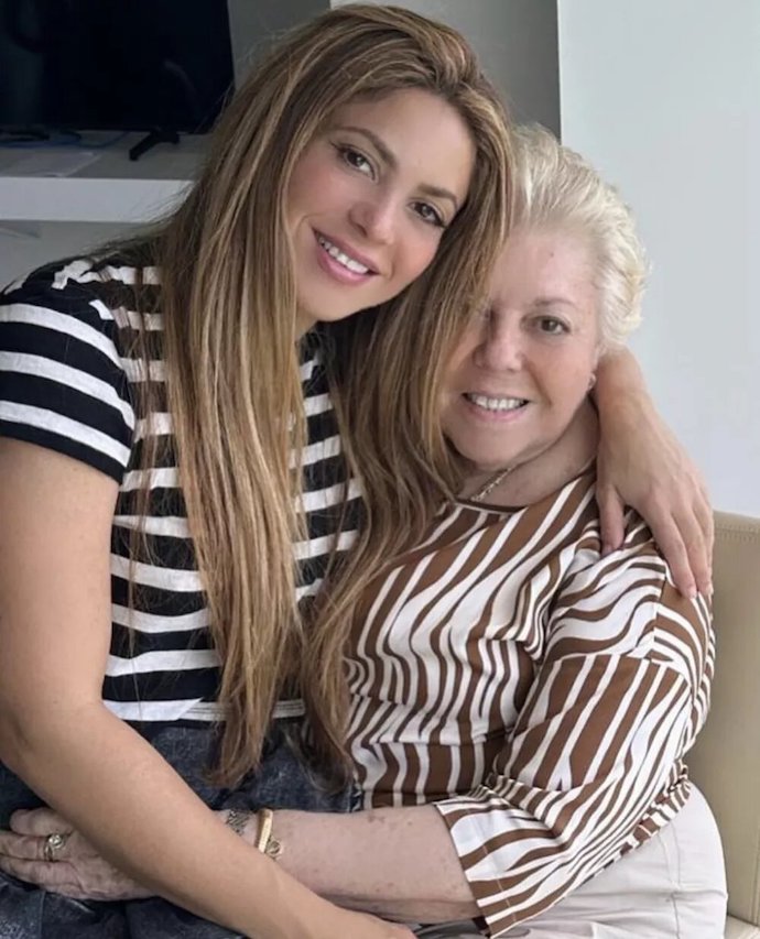 «До сих пор сижу на коленях у мамы»: Шакира опубликовала трогательное фото со своей мамой 