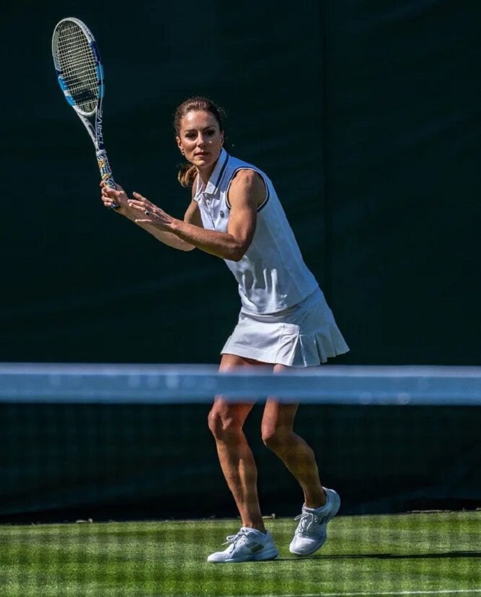 Кейт Миддлтон в мини-юбке сыграла в теннис с экс-первой ракеткой мира Роджером Федерером