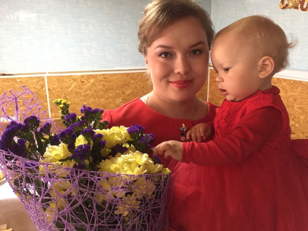 «Она была импульсивной»: появились новые сведения о трагической гибели солистки ансамбля «Росичи» Елизаветы Кутуровой, выпавшей из окна с маленькой дочерью