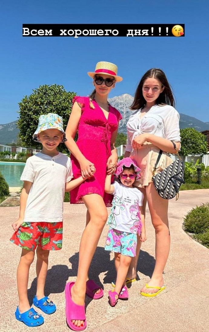 Повзрослевшая дочь Юлии Началовой с отцом, мачехой и их детьми отдыхает на курорте в Турции