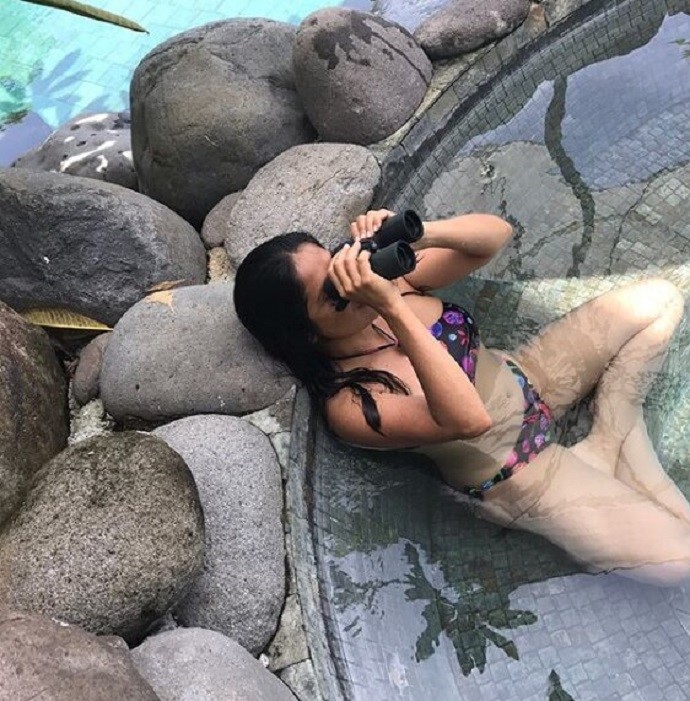 Сальма Хайек отметила 25 миллионов подписчиков, выложив откровенные кадры из бассейна. Топ горячих фото актрисы, на которых она позирует в купальниках 