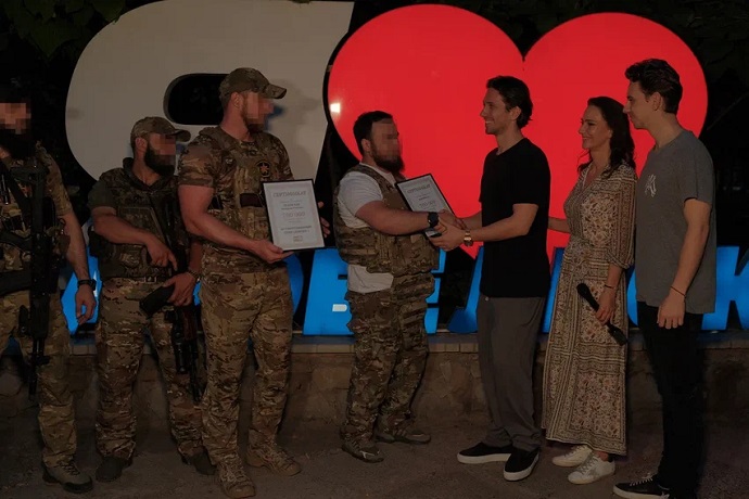  Артисты молодого лейбла «Брайт Стар» вручили сертификаты за подбитую военную технику в День семьи и верности