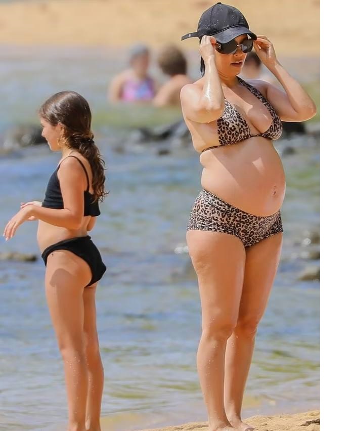 Повисшая грудь и целлюлитные ноги: папарацци полюбовались на беременную Кортни Кардашьян в леопардовом купальнике. ТОП фото Кортни Кардашьян с пляжа
