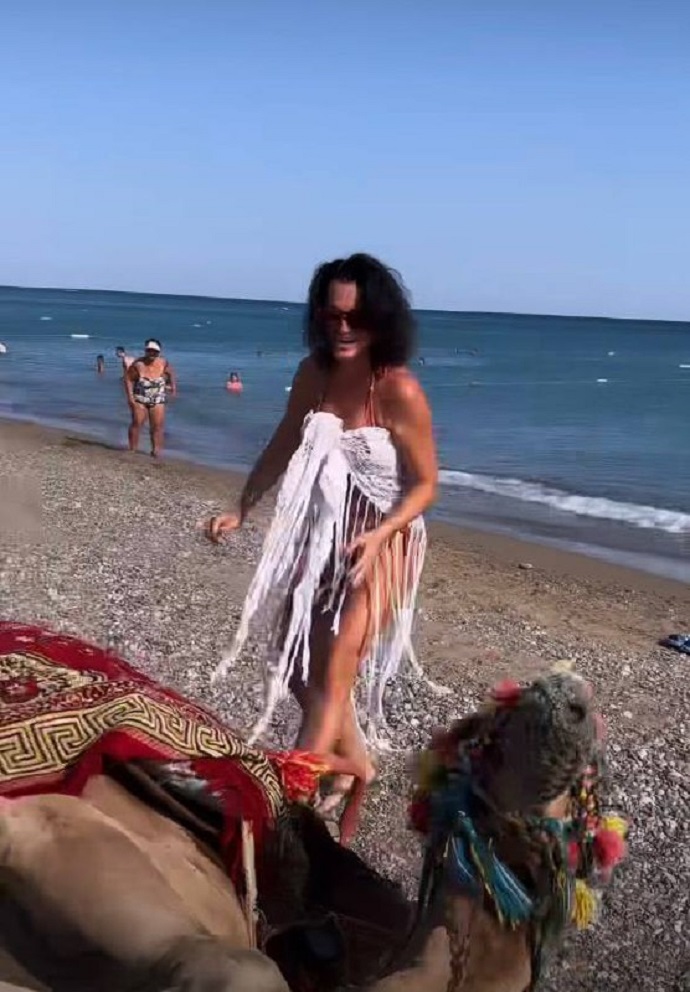 «Со мной не соскучишься»: певица Слава уронила верблюда на пляже в Турции