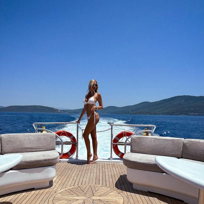 39-летняя «Мисс Россия» Виктория Лопырева снова оголила свои прелести на отдыхе в Турции. ТОП фото Лопырёвой, когда она была ещё развратнее