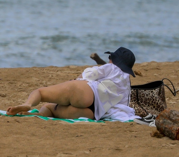 Папарацци сделали несколько фото огромной попы Кортни Кардашьян в бикини