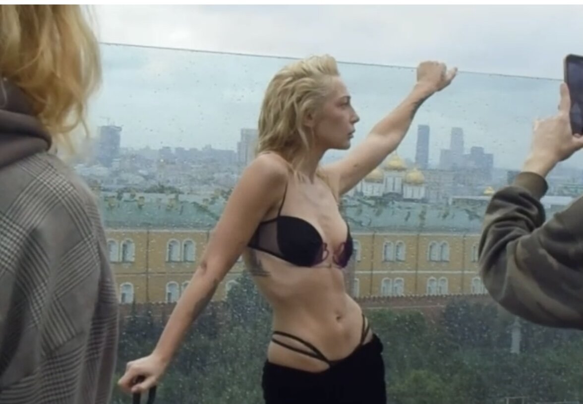 «Откуда талия?»: Настя Ивлеева устроила эротичную фотосессию под дождём на фоне Кремля, наведя на мысли о пластике. ТОП жарких фото Насти Ивлеевой в белье и не очень