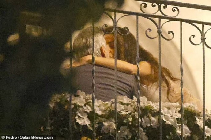 Папарацци засняли 62-летнего Джорджа Клуни за поцелуями с молодой женой 