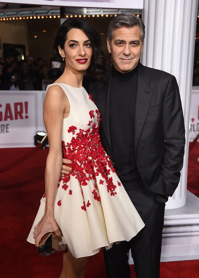 Папарацци засняли 62-летнего Джорджа Клуни за поцелуями с молодой женой 