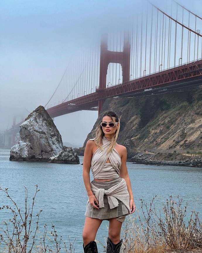 26-летняя невестка Кристины Орбакайте запечатлела себя в мини-наряде на фоне знаменитого моста в Сан-Франциско