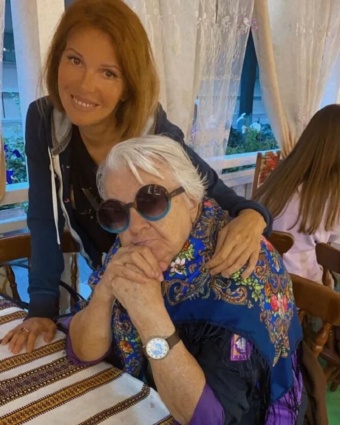 «Выглядит лучше, чем я»: Наталья Штурм опубликовала редкое фото своей мамы накануне ее 90-летия 