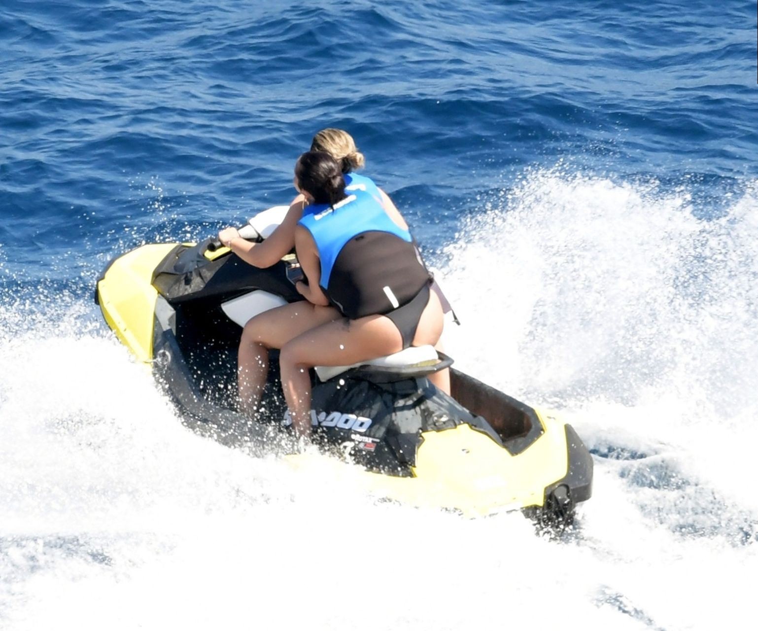 Селена Гомес похвасталась огромным бюстом во время отдыха с подружками на яхте. ТОП фото Селены Гомес в купальнике, сделанных папарацци