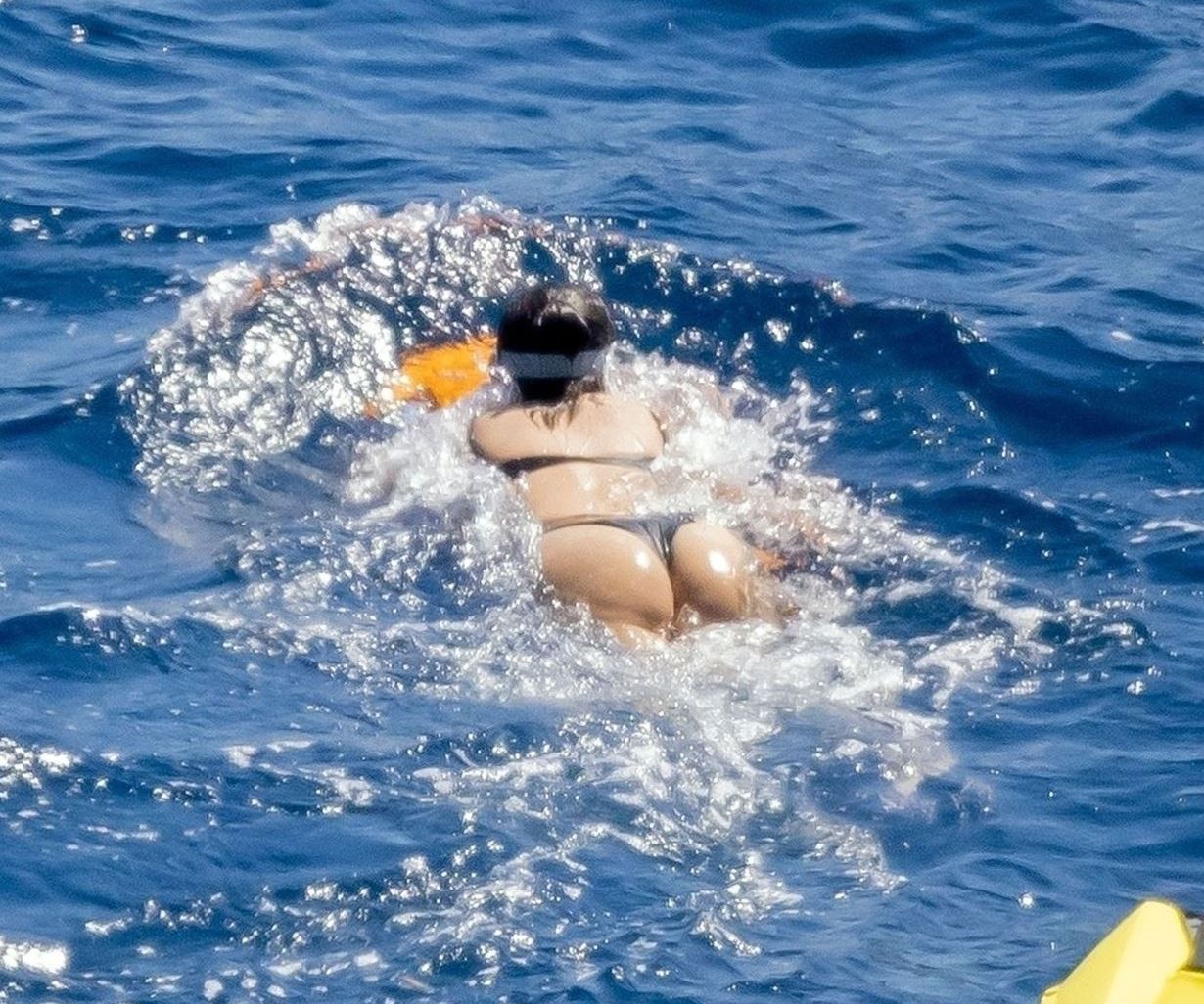 Селена Гомес похвасталась огромным бюстом во время отдыха с подружками на яхте. ТОП фото Селены Гомес в купальнике, сделанных папарацци