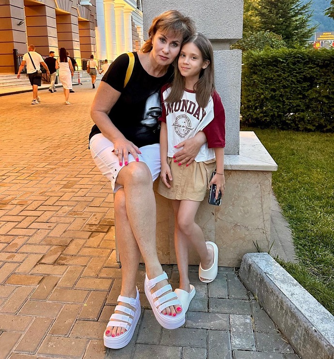 Гарик Харламов отдыхает вместе со своей матерью и 9-летней дочерью от Кристины Асмус в Сочи (фото)