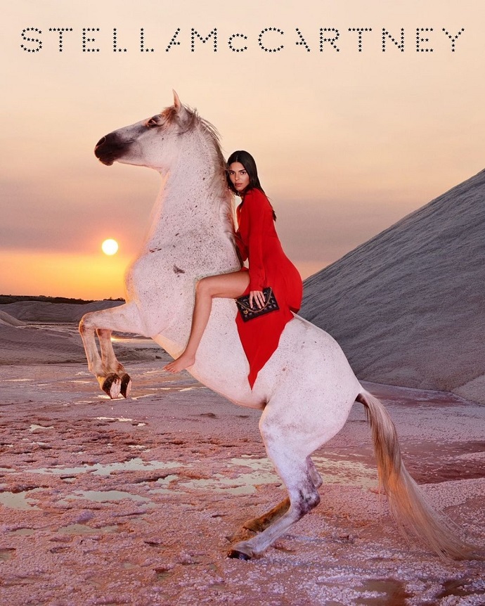 Обнаженная Кендалл Дженнер верхом на коне появилась в новой рекламе. Топ фото Кендалл Дженнер, предпочитающей скакать на лошадях совершенно без одежды