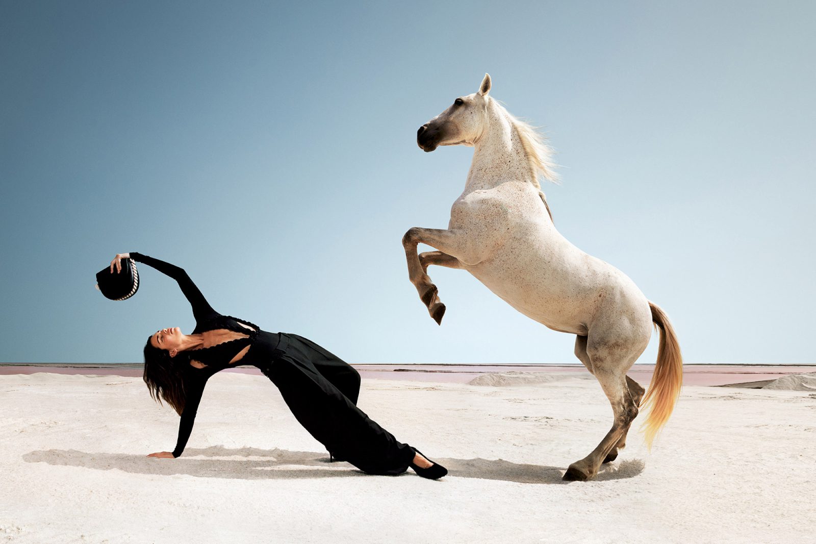 Обнаженная Кендалл Дженнер верхом на коне появилась в новой рекламе. Топ фото Кендалл Дженнер, предпочитающей скакать на лошадях совершенно без одежды