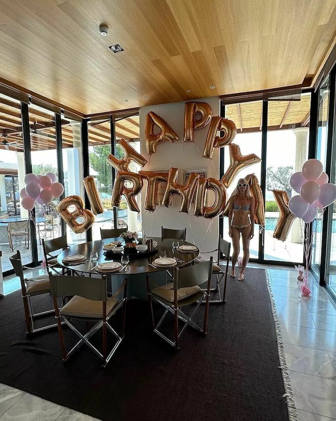 «В греческом раю»: Клаудия Шиффер в бикини отпраздновала свой 53-й день рождения. Топ соблазнительных снимков немецкой супермодели Клаудии Шиффер