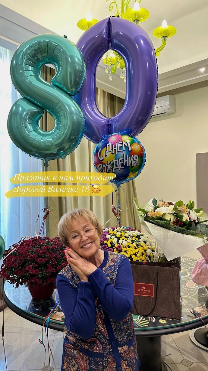 «Дорогой Валечке 18 лет»: дочь Анастасии Заворотнюк опубликовала фото моложавой мамы актрисы в день ее рождения 