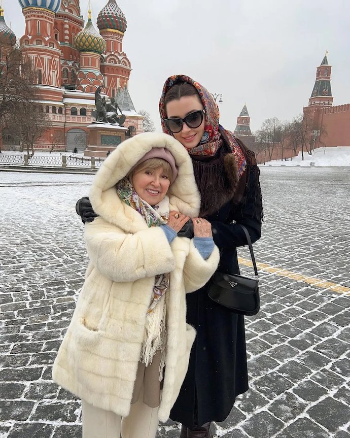 «Дорогой Валечке 18 лет»: дочь Анастасии Заворотнюк опубликовала фото моложавой мамы актрисы в день ее рождения 