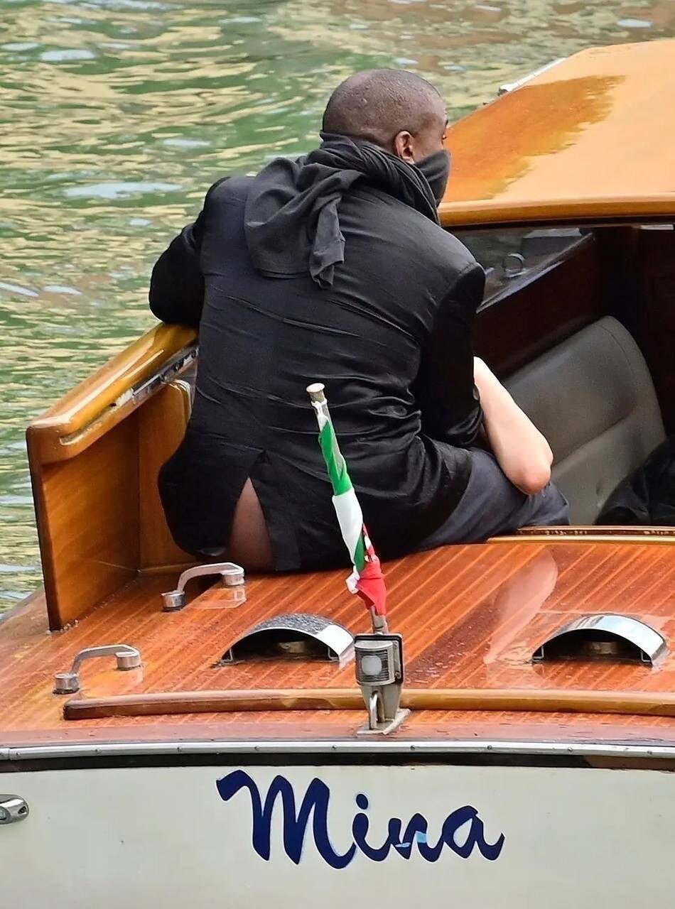 Канье Уэсту и Бьянке Цензори запретили кататься на лодках в Венеции
