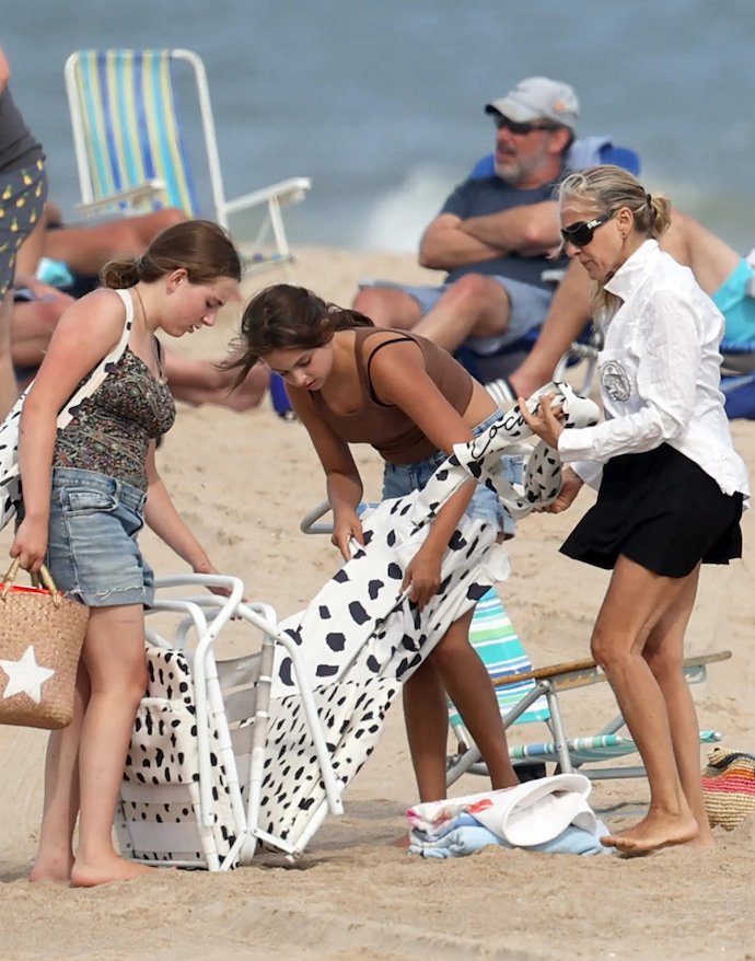 «Девчачий» день на пляже: папарацци подловили Сару Джессику Паркер с 13-летними дочками-близняшками 