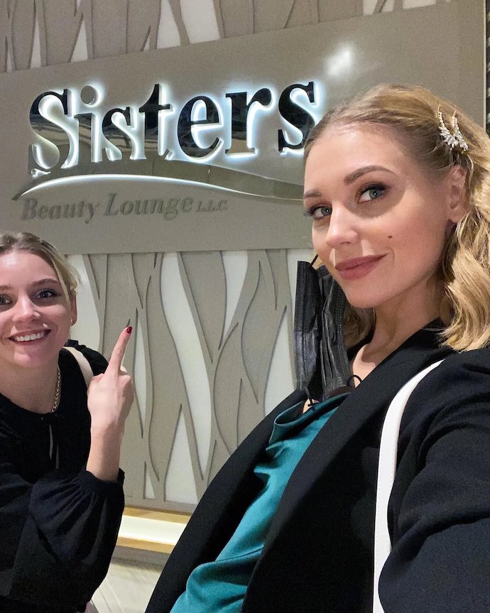 Кристина Асмус трогательно обратилась к младшей сестре в ее день рождения и выложила совместное фото
