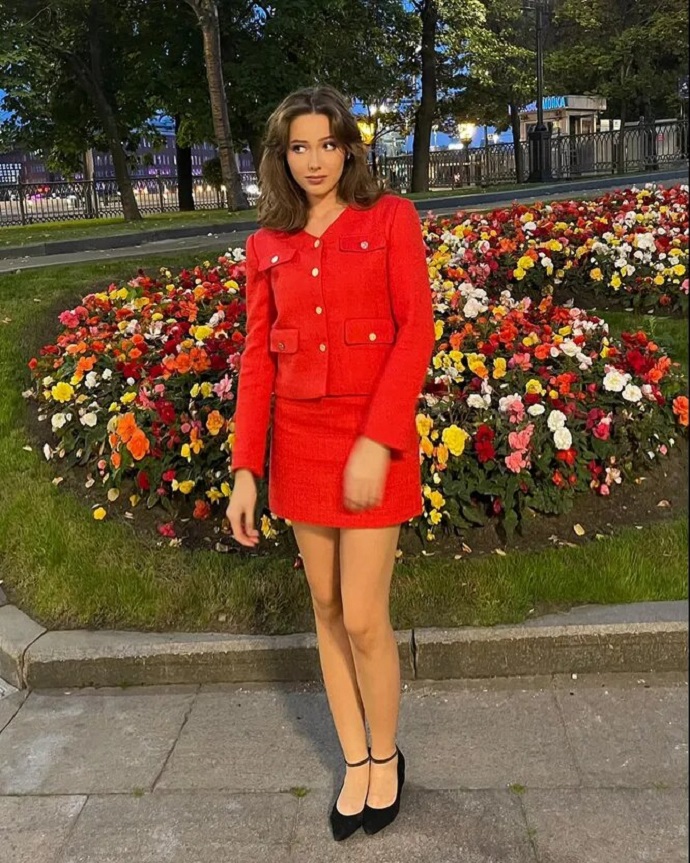 «Нежная Верочка!»: 16-летняя дочь Юлии Началовой покорила поклонников своим красным мини-нарядом