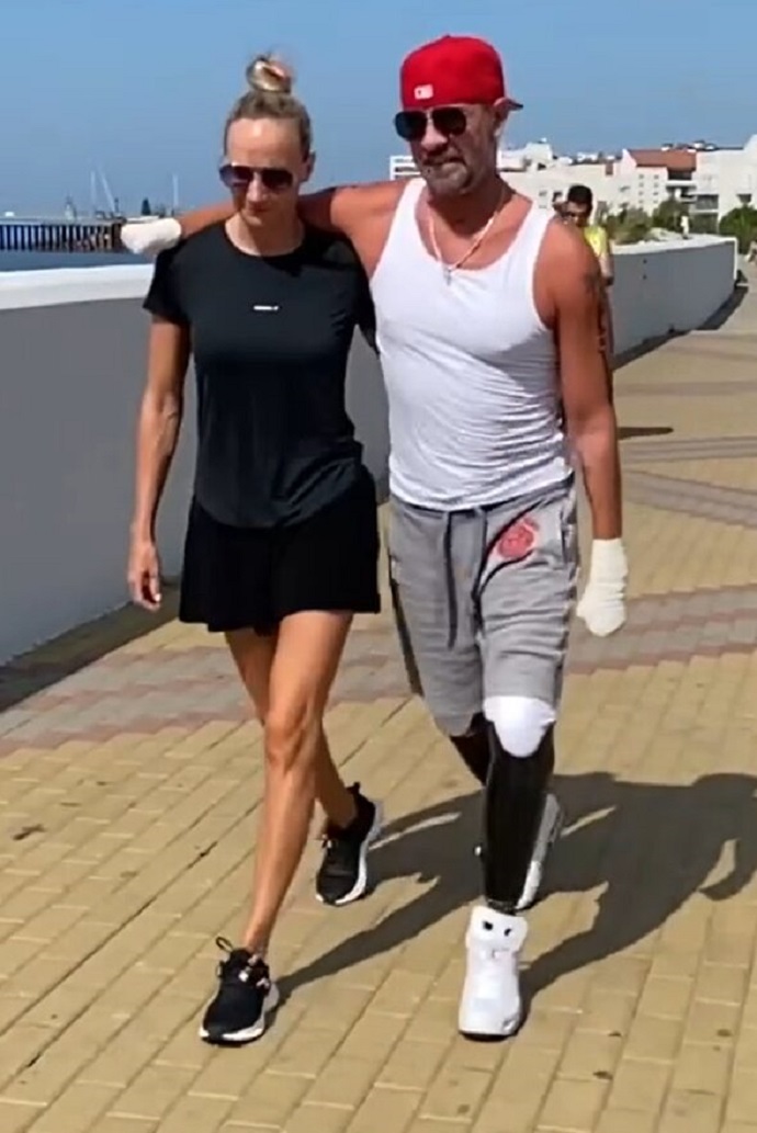 «Настоящая поддержка для своего мужа»: перенесший череду ампутаций Роман Костомаров вместе с женой на прогулке в Сочи