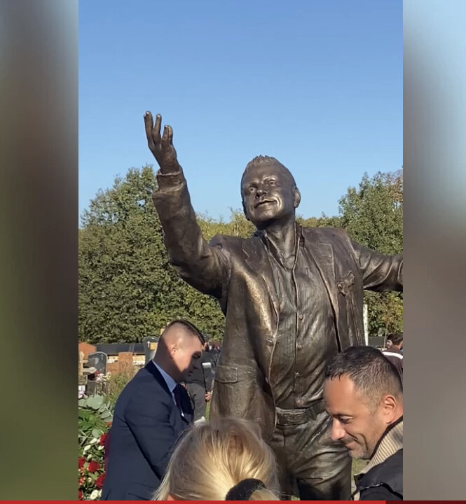 «Боря взлетел»: на могиле Бориса Моисеева установлен памятник и не обошлось без Аллы Пугачевой