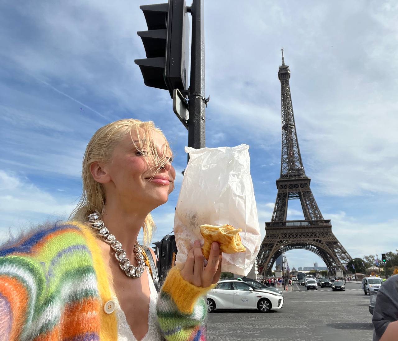 Тётка в кофте: Настя Ивлеева появилась на улицах Парижа в прозрачной блузке на голое тело