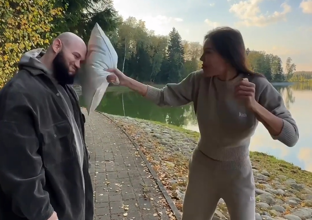 Оксана Самойлова отлупила Джигана подушкой по голове после его похода в ночной клуб