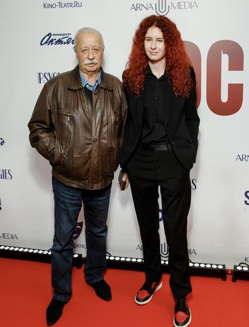 «Рыжая бестия»: Леонид Якубович впервые за долгое время появился на публике с повзрослевшей дочерью Варварой