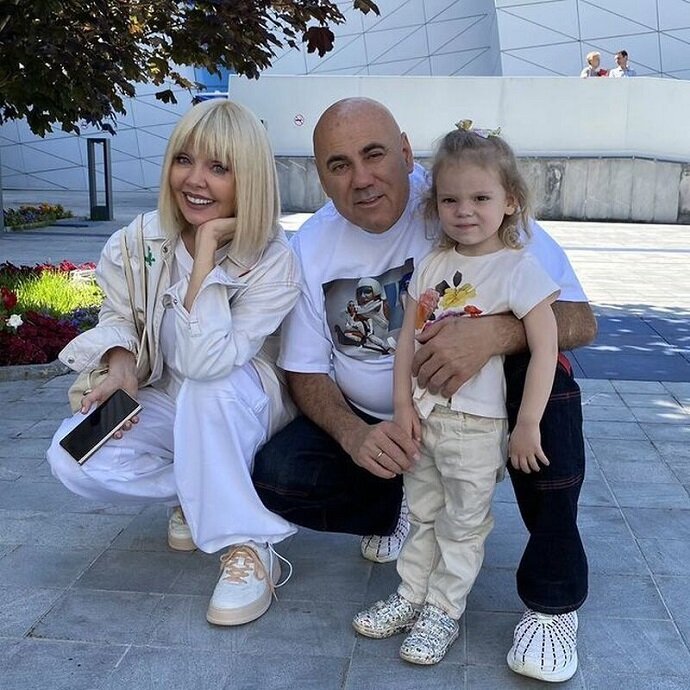Певица Валерия опубликовала редкое совместное фото со своей семьей 