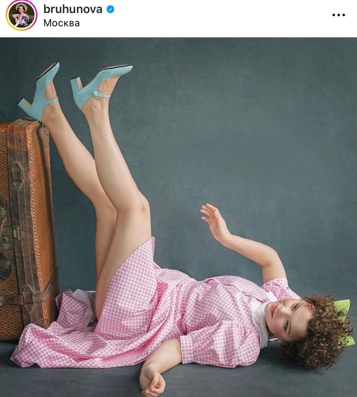 «Для старого извращенца»: Татьяна Брухунова в образе куклы развалилась на полу, задрав ноги и демонстрируя отсутствие трусов