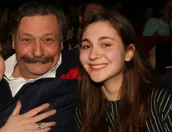 У 23-летней дочери Дмитрия Назарова и Ольги Васильевой украли кругленькую сумму 