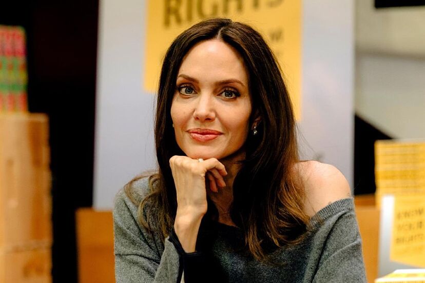 Анджелина Джоли изменилась до неузнаваемости и надела очки
