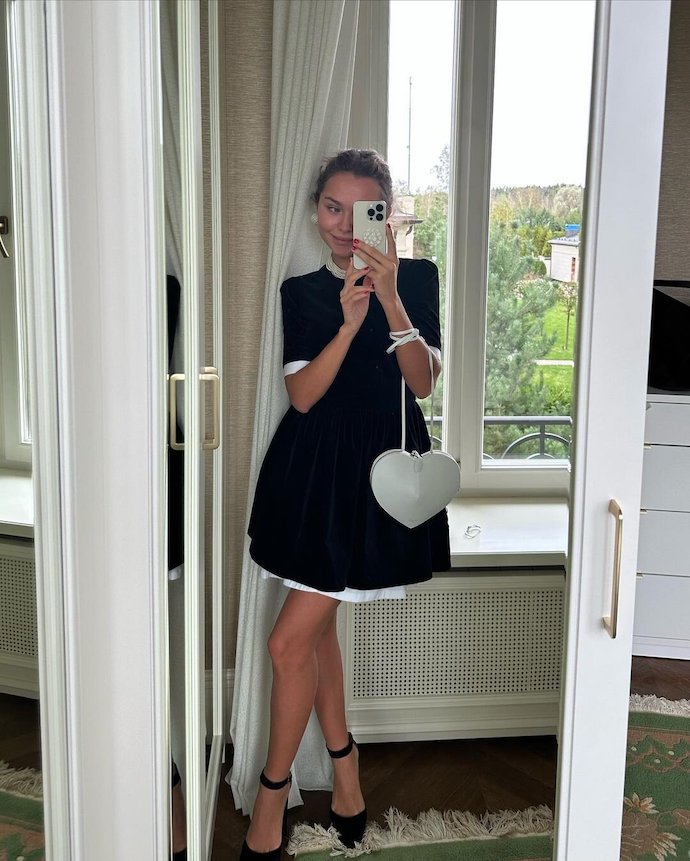«Просто куколка!»: 23-летняя Стефания Маликова восхитила подписчиков своим женственным мини-платьем 