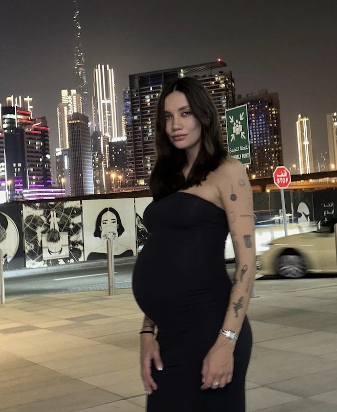 Беременная жена Федора Смолова Карина Истомина снялась в супер облегающем платье на отдыхе в Дубае 